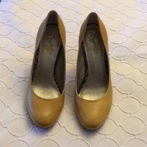 Seychelles mustard heels!